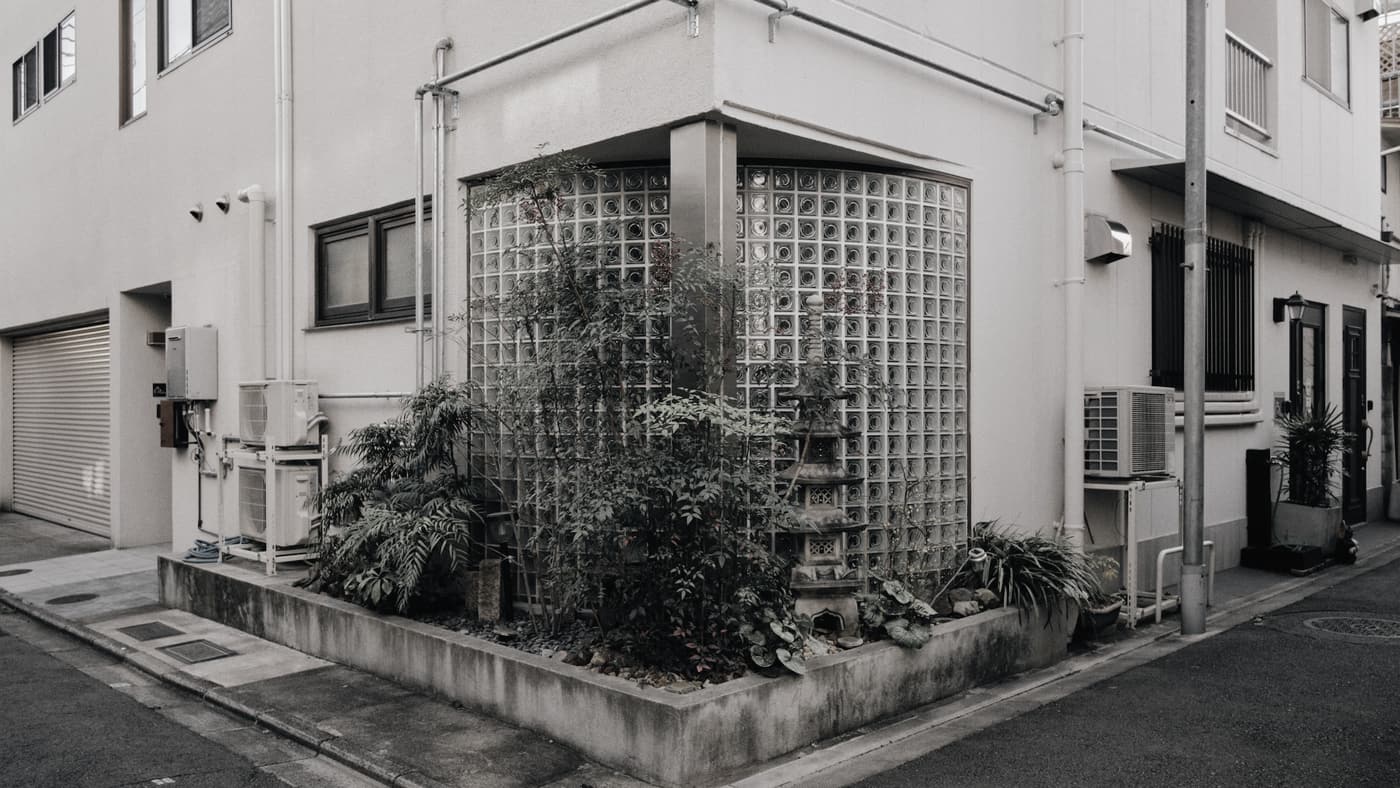 日本の住宅とエアコン室外機