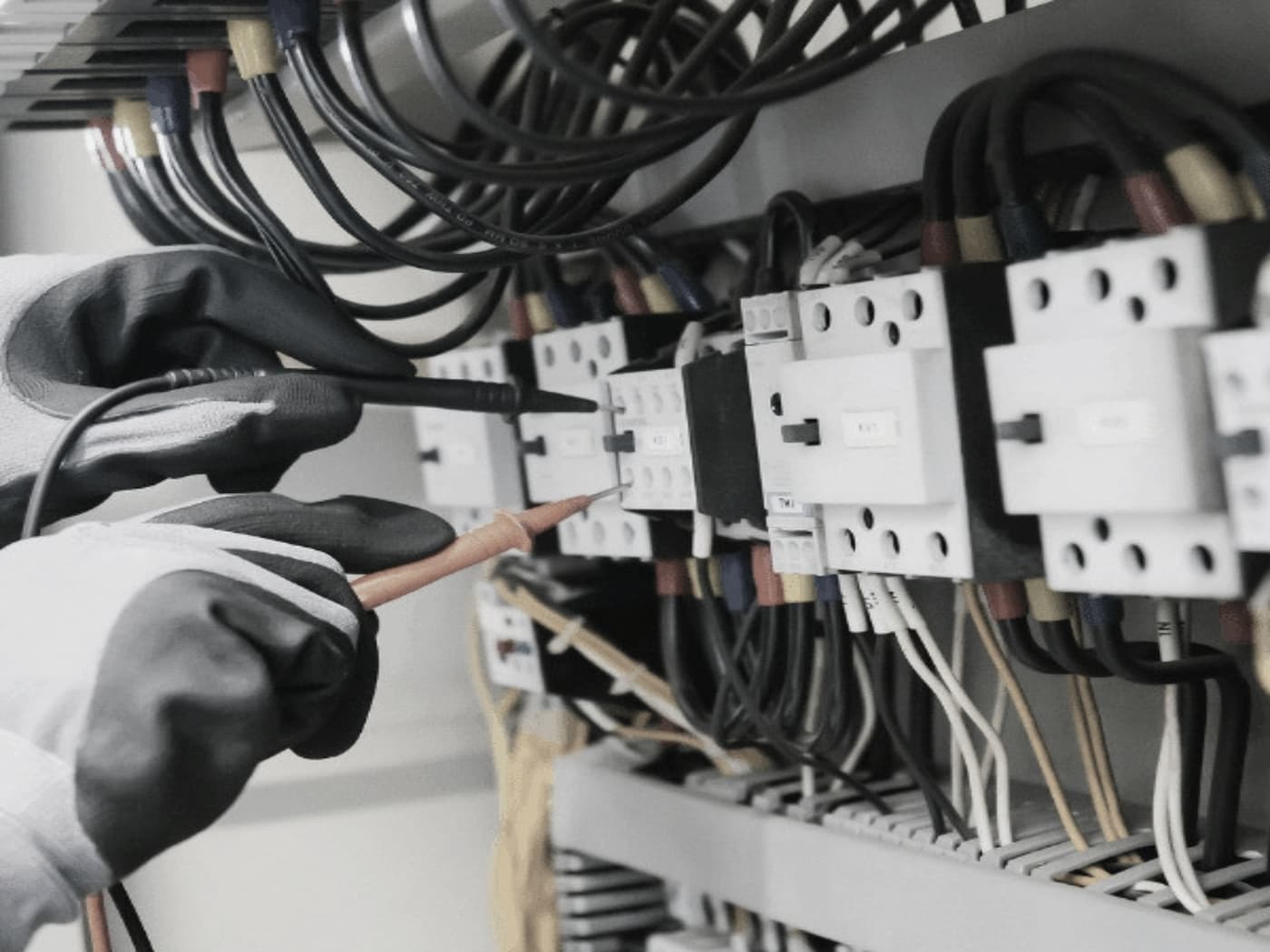 分電盤をテスターで確認する電気工事の手元