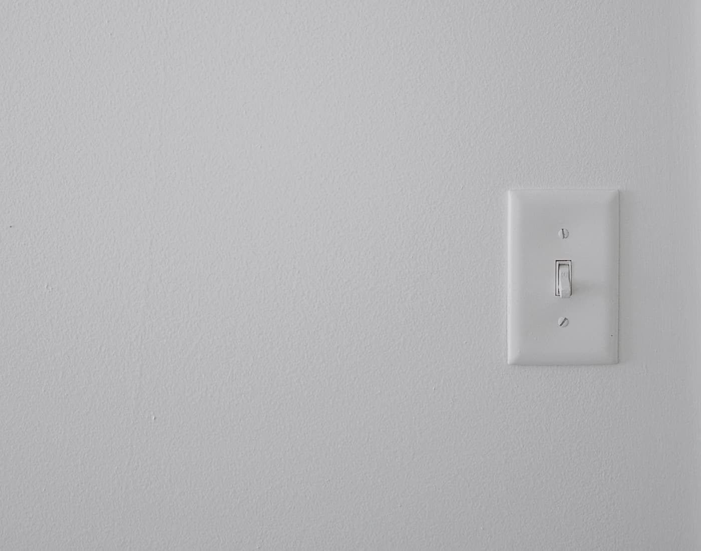 住宅の白い壁に付いたスイッチ