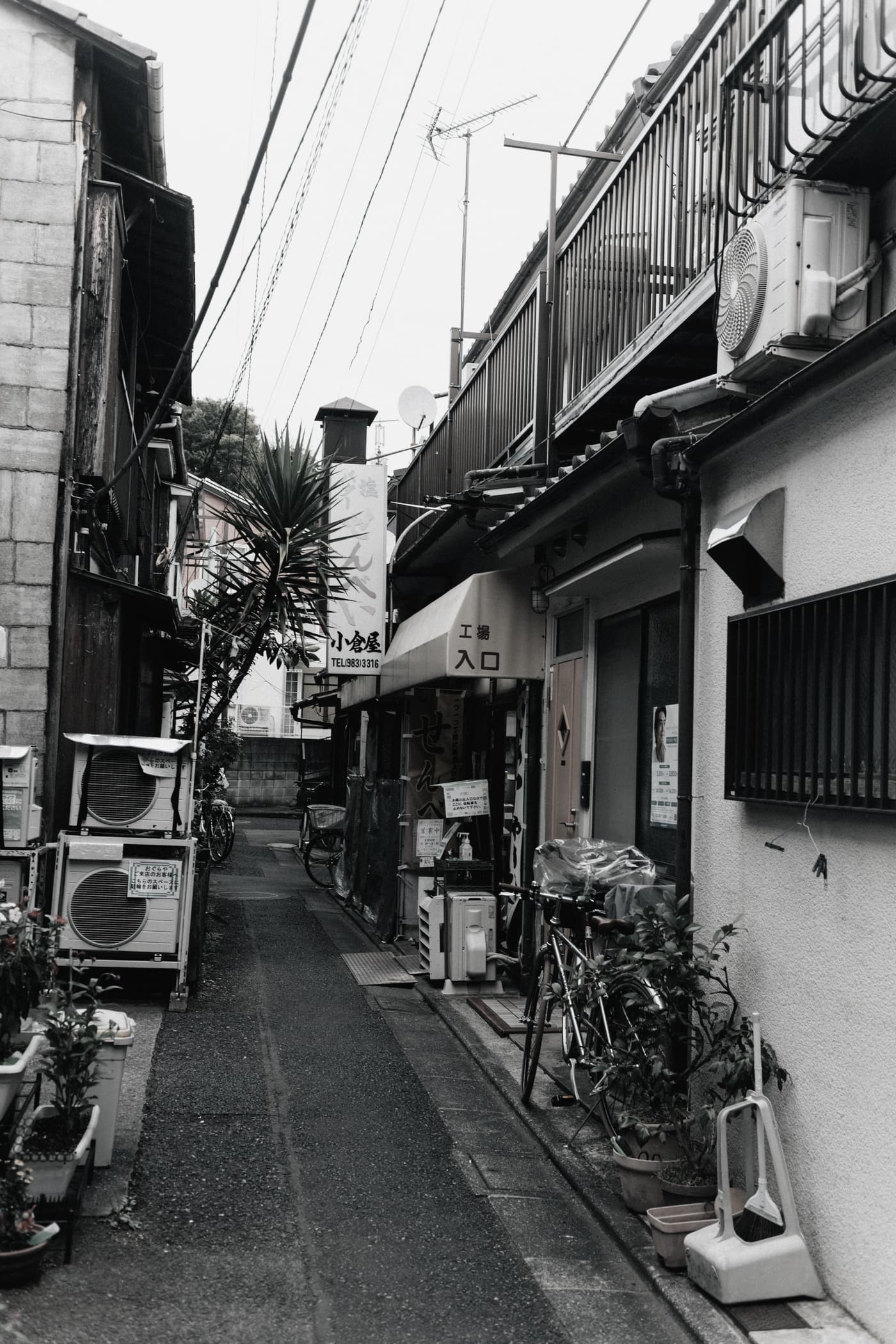 住宅の外壁に並ぶエアコン室外機（サンプル写真）